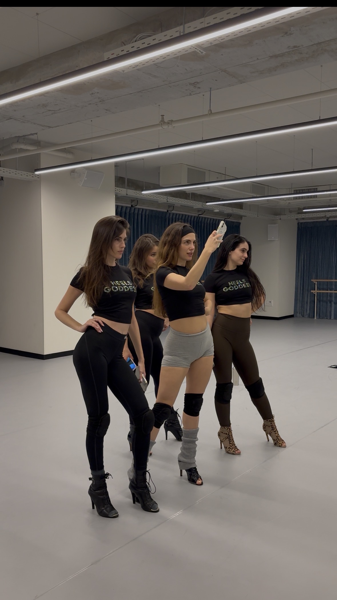 חולצת HEELS GODDESS מנצנצת 